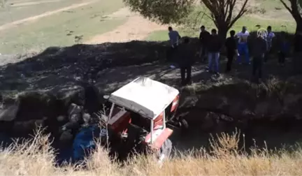 Dereye Düşen Traktördeki Baba ile Oğlu Yaralandı