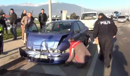 Kaza ve Yaralıları Bırakıp, Hastane Önünde Birbirlerine Girdiler