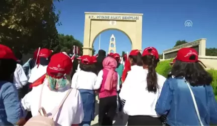 Diyarbakırlı Öğrenciler Çanakkale'de Şehitlikleri Gezdi