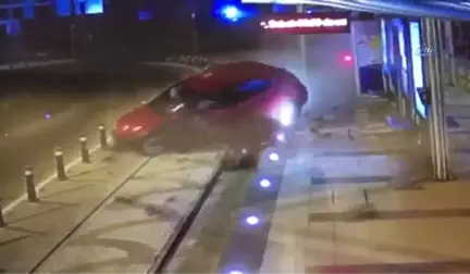 Hızını Alamayan Aracın Tramvay Durağına Çarptığı Anlar Kamerada