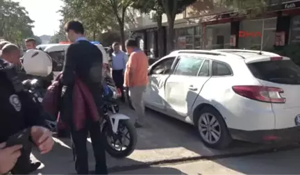 Kocaeli Tramvay Yola Giren Otomobile Çarptı