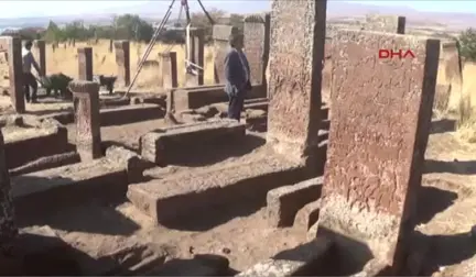 Bitlis Ahlat Selçuklu Mezarlığında Yeni Mezarlar Gün Yüzüne Çıkarıldı