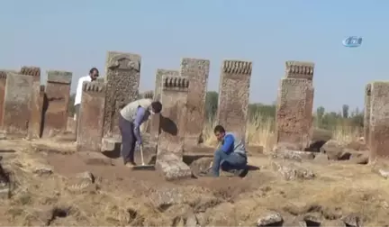 Selçuklu Mezarlığında İlk Kez Görülen Motifler Dikkat Çekti