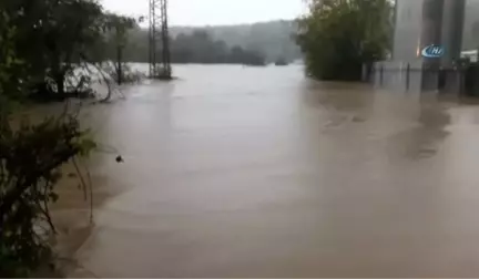 Çatalca'da Taşan Dere, Köy Yollarını Kapadı, Vatandaşlar Evlerinde ve Yolda Mahsur Kaldı