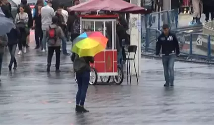 Taksim'de Yağmur Etkisini Göstermeye Başladı