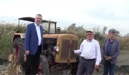 50 Yıldır 1950 Model Traktörle Tarlasını Süren Çiftçiye Plaket