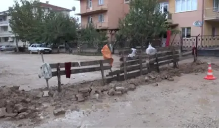 Belediyeye Kızdı, Sokak Olarak Kullanılan Arsasını Trafiğe Kapattı