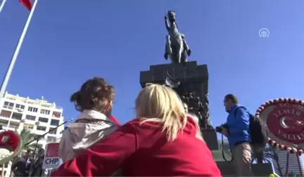 CHP İzmir İl Başkanlığı, Atatürk Anıtı'na Çelenk Sundu