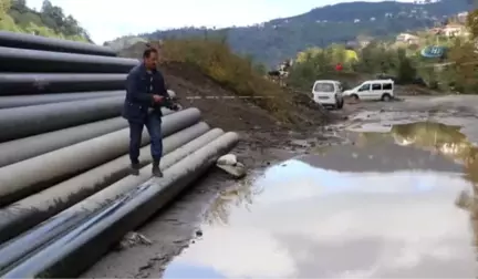 Yol Ortasındaki Çukur Su ile Dolunca Çevre Halkı Olta ile Yolu Protesto Ettiler