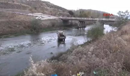 Tokat Arkadan Kamyonun Çarptığı Traktör Irmağa Girdi