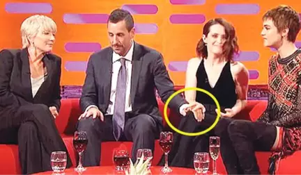 Ünlü Aktör Adam Sandler'ın Elini Kadın Oyuncunun Dizine Koyması Tartışma Yarattı