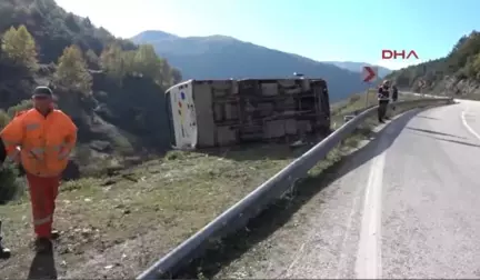 Düzce'de Yolcu Midibüsü Devrildi: 12 Yaralı