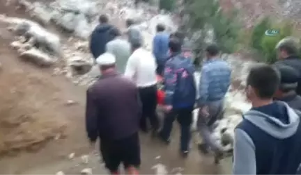 Keçi Otlatırken Kayalıklardan Düşen Yaşlı Adam, 2 Kilometre Boyunca Sedye ile Taşındı