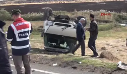 Şanlıurfa Siverek'te, Otomobil ile Minibüs Çarpıştı: 5 Yaralı