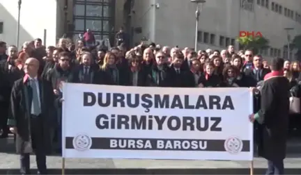 Bursa Barosu Üyeleri, Avukatlara Yönelik Saldırıları Protesto Etti