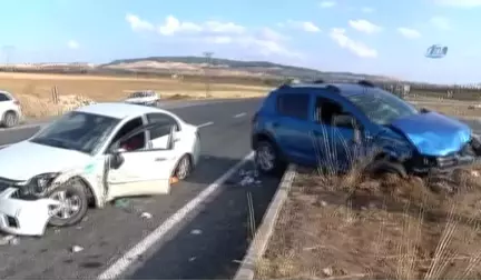 İki Otomobil Kafa Kafaya Çarpıştı: 9 Yaralı