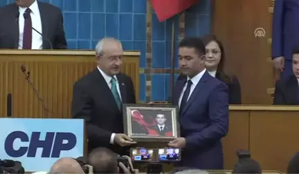 Kılıçdaroğlu, Eski Yarbay Mehmet Alkan'a CHP Rozeti Taktı