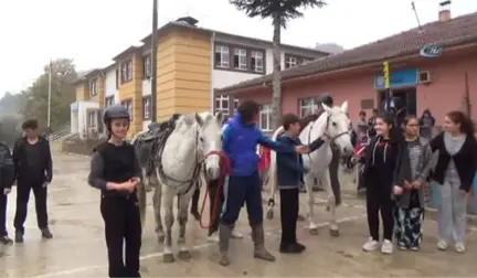 Köy Okulu Öğretmeni Öğrencilerine Atlarla Binicilik Dersi Veriyor