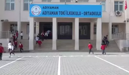 Sınıf Başkanı Seçilince Okula Şarkıcı Getirdi