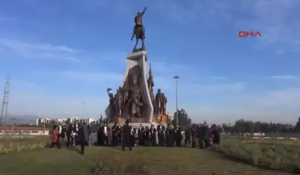 Antalya Devlet Sanatçıları, Ata'yı Kavşaktaki Anıtın Önünde Andı