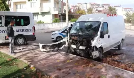 Denizli Diyaliz Hastalarını Taşıyan Minibüs Kamyonetle Çarpıştı 1 Ölü, 6 Yaralı