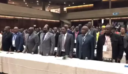 Mugabe'nin Parti Liderliğinden Alınmasını Dans Ederek Kutladılar