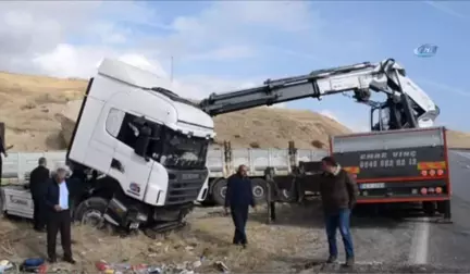 Tırlar Kaza Yaptı, Muzlar Yola Saçıldı