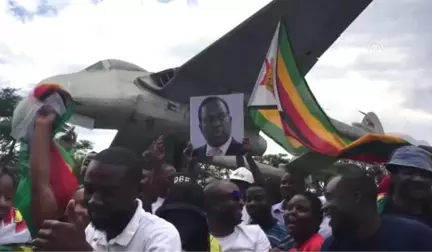 Zimbabve Eski Devlet Başkan Yardımcısı Mnangagwa Ülkesine Döndü