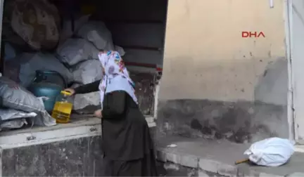 Hakkari'de Harabe Evde Yaşayan Aileye Vali Sahip Çıktı