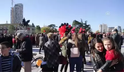 Arnavutlar Bayrak ve Bağımsızlık Günü'nü Kutladı