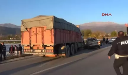 İzmir Otomobille Kamyon Çarpıştı 2 Yaralı