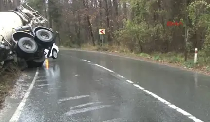 Beton Mikseri Otomobilin Üzerine Devrildi....