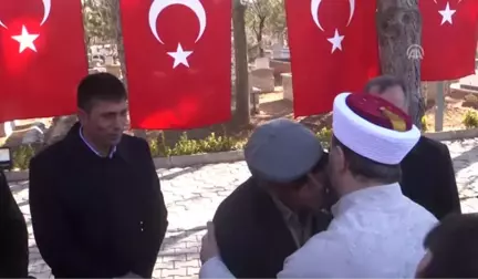 Diyanet İşleri Başkanı Erbaş, Halisdemir'in Kabrini Ziyaret Etti