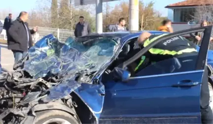 Yolcu Midibüsüne Çarpan Lüks Otomobilde Can Pazarı: 1'i Ağır, 3 Yaralı