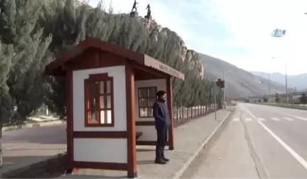 Amasya Evi Görünümündeki Otobüs Durağı Görenleri Şaşırtıyor