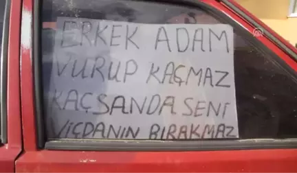 Otomobiline Çarpan Kişiyi Cama Astığı Pankartla Arıyor