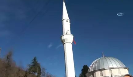 Telefon Çeksin Diye ya Ağaca ya da Minareye Çıkıyorlar