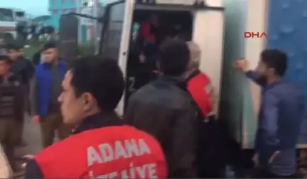 Adana Kamyonet, Kamyona Çarptı: 1 Yaralı