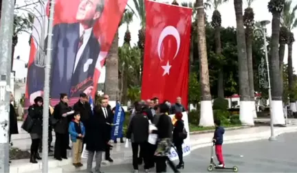 Eğitimciler, İzmir'de Okul Müdürünün Öldürülmesini Protesto Etti