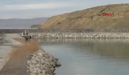 Van Fırtınanın Getirdiği Kum Yüzünden Balıkçı Tekneleri Limana Yanaşamıyor