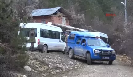 Kastamonu Komandolar Kastamonu'da Yangın Sonrası Kayıplara Karışan 5 Kişilik Ailenin Cesedini Arıyor