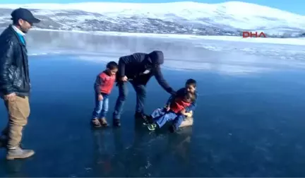 Ardahan Yüzeyi Buz Tutan Çıldır Gölü'nde 'Aşık' Oynayıp, Kızakla Kaydılar