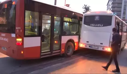 Freni Boşalan Servis Minibüsü Belediye Otobüsüne Çarparak Durabildi: 13 Yaralı