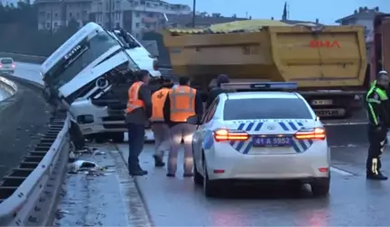 Kocaeli Önce Kamyona Sonra Bariyerlere Çarptı: 1 Yaralı