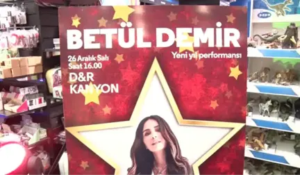 D&r Yeni Yıl Performansları Kapsamında Betül Demir'i Konuk Etti