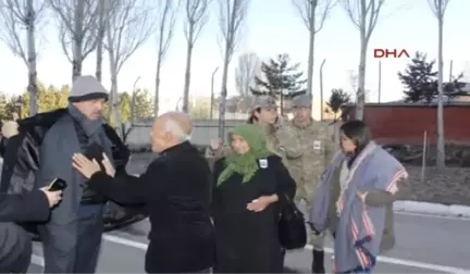 Erzurum Milletvekili Ilıcalı, Paltosunu Üşüyen Asker Babasına Verdi