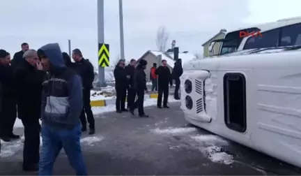 Konya-Öğrenci Servisi ile Yolcu Otobüsü Çarpıştı 18 Öğrenci Yaralı