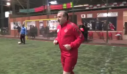 Bakan Bak, Halı Sahada Futbol Oynadı