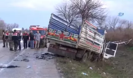 Kamyonet ile Otomobilin Çarpıştı: 3 Ölü, 4 Yaralı