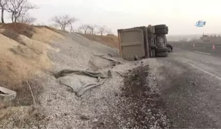 Devrilen Hafriyat Kamyonunun Sürücüsü Hayatını Kaybetti